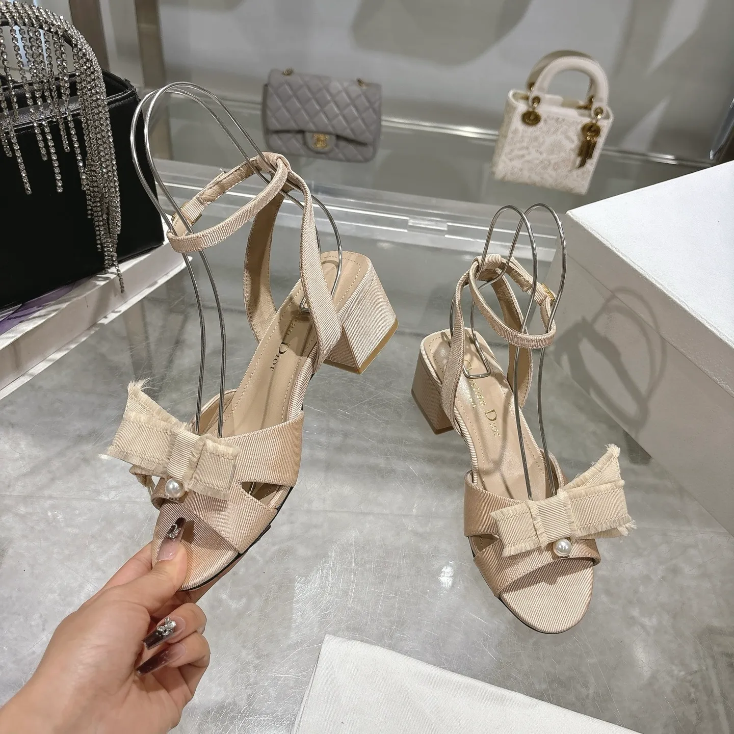 👟👟Ex-factory price 520👟👟 🎆Fringed webbing women's shoes Dior Dior 2024 spring and summer catwalk new Adiorble women's shoes CD star's same fashion tassel bow square head pearl letter logo hardware buckle high-heeled hollow sandals The top high-end version on the market Upper: original customized tassel grosgrain Lining: sheepskin lining foot pad Outsole: Italian leather outsole Heel height: 8.5cm Size: 34-41 (34.40.41. Customization is non-refundable)